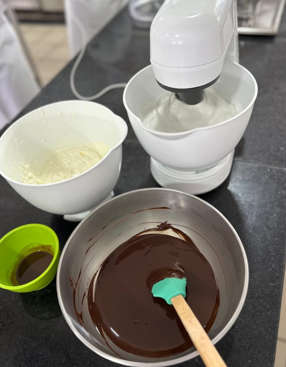 Como fazer um banho-maria perfeito na hora de preparar mousse de chocolate