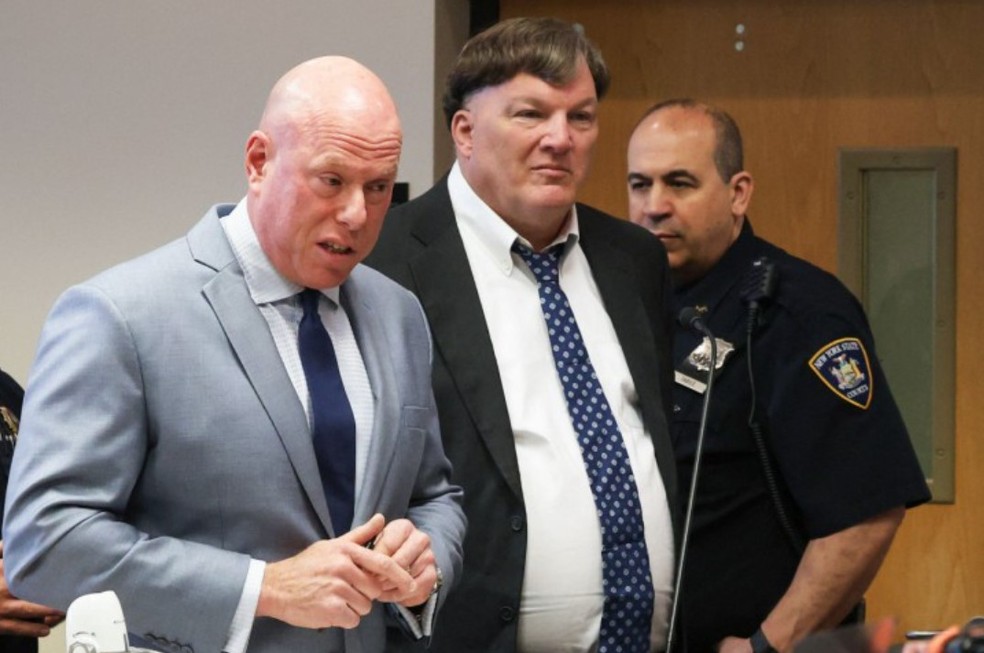 Rex Heuermann (ao centro) admitiu ser o assassino em s&eacute;rie de Gilgo Beach &mdash; Foto: AFP