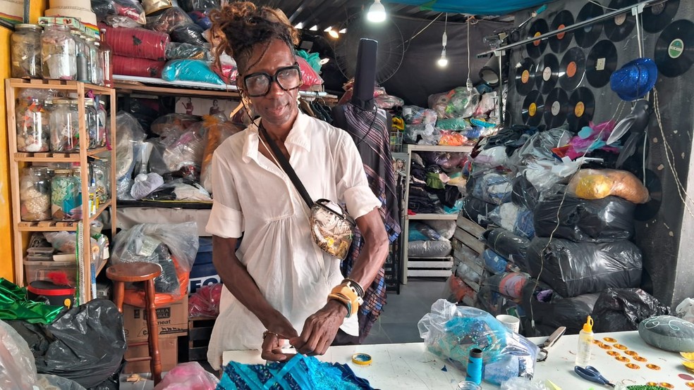 A cenógrafa Olívia Oliver planeja fazer investimentos profissionais com o dinheiro adquirido durante o carnaval — Foto: Arquivo pessoal