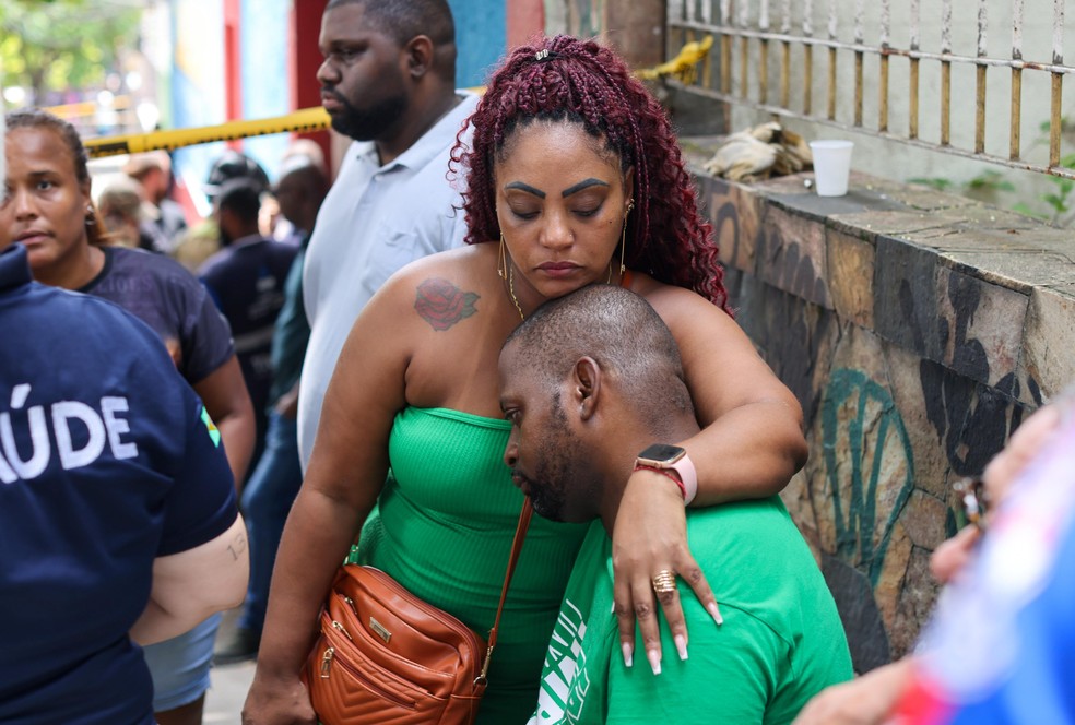 Desolados, integrantes do Império Serrano foram à fábrica após o incêndio; escola perdeu 97%de suas fantasias — Foto: Márcia Foletto / Agência O Globo