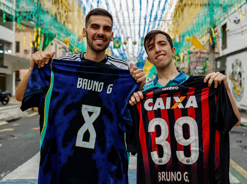 Julio Cesar e Pedro Henrique, amigos de infância de Bruno Guimarães, na Rua Pereira Nunes, em Vila Isabel — Foto: Gabriel de Paiva / Agência O Globo
