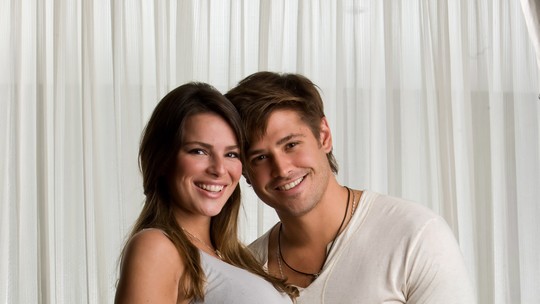 Guilherme Fontes e Viviane Sarahyba prestigiam show de Roberto Carlos e posam com o Rei