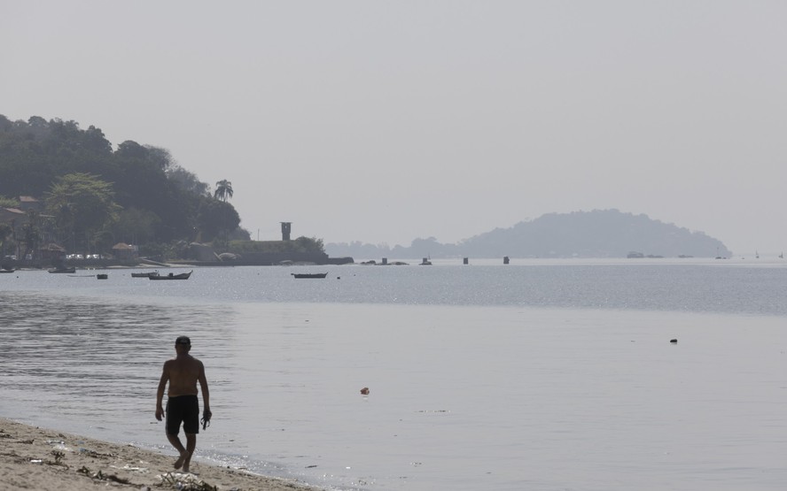 Fumaça das queimadas chegam ao Sudeste. Desde o final de semana o céu do Rio mudou de cor, piorando muito a qualidade do ar. Na foto, a Ilha do Governador e ao fundo a Paquetá, onde a qualidade do ar está péssima