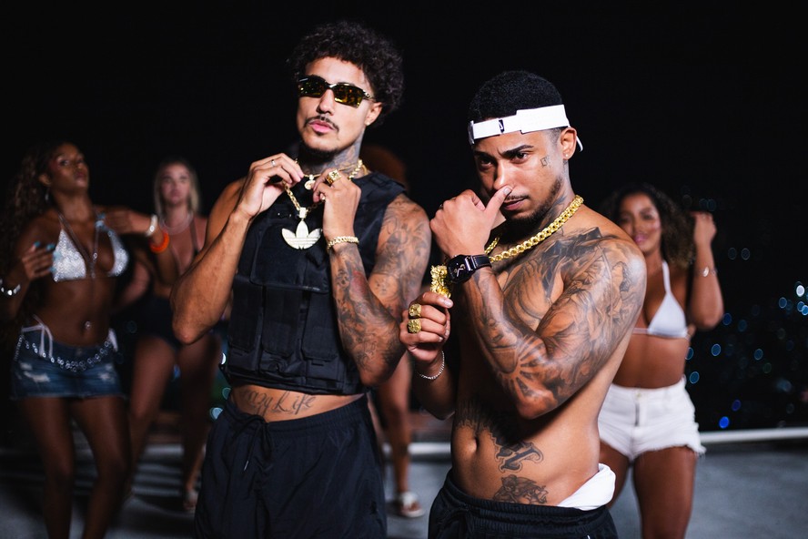 MC Roger e MC Livinho lançam 'Descobri que a Barbie'