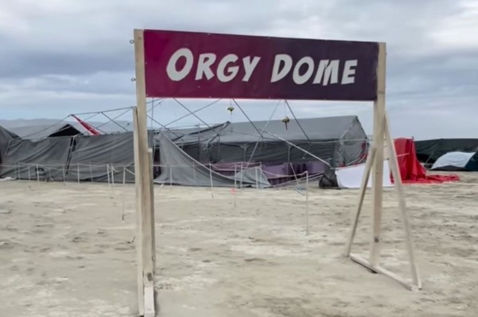 O 'Domo da Orgia' no Burning Man foi severamente danificado por tempestade de areia — Foto: Reprodução/Instagram