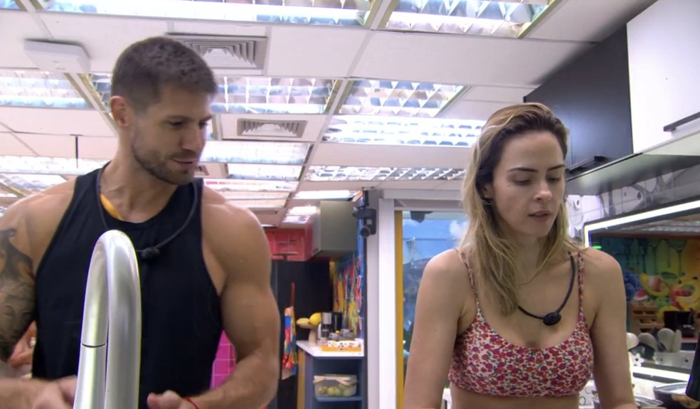 Ana Paula Renault se oferece para lavar louça de Jonas Sulzbach no 'BBB 26' — Foto: Reprodução/TVGlobo