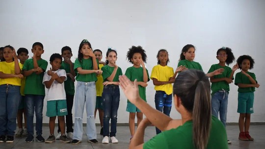 Alunos da rede municipal de Piraí abrem semana da inclusão com Hino Nacional em Libras