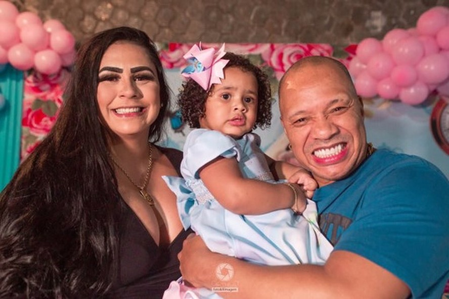 Anderson Leonardo, Paula Cardoso e a filha deles, a pequena Alice