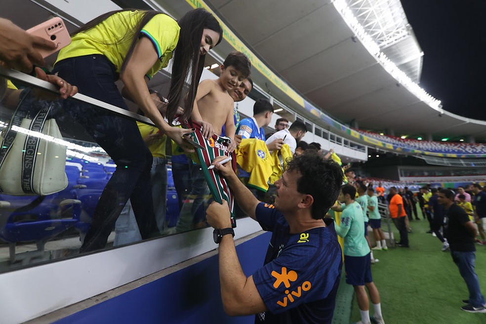 O novo treinador da seleção brasileira autografa a camisa de uma torcedora em Belém — Foto: Vítor Silva / CBF