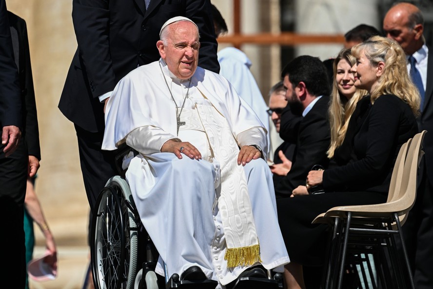 Sentado em um cadeira de rodas, Papa Francisco se prepara para sair da audiência geral na praça São Pedro, no Vaticano, em 7 de junho de 2023
