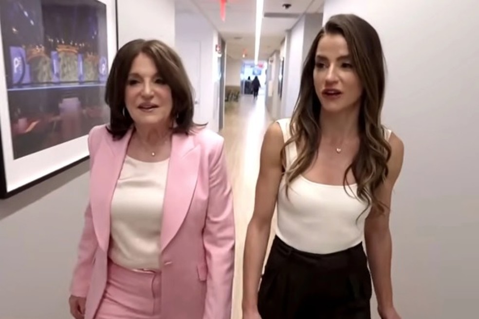 Jill Brand, a primeira nascida por barriga de aluguel na História, e sua mãe, Sandy — Foto: Reprodução/YouTube
