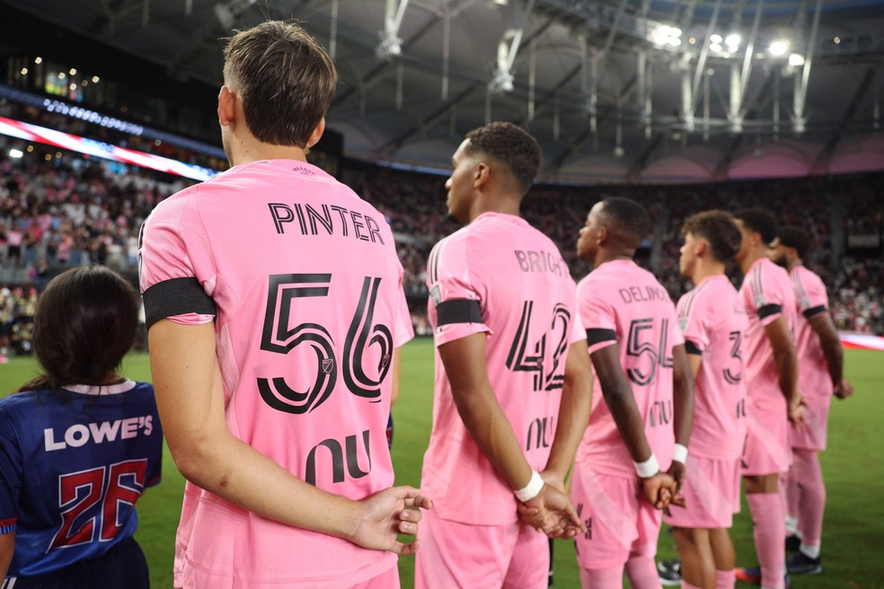 Jogadores do Inter Miami atuaram contra o Monterreu com braçadeira preta, em luto pela morte do pai de Messi — Foto: Leonardo Fernandez / Getty Images via AFP