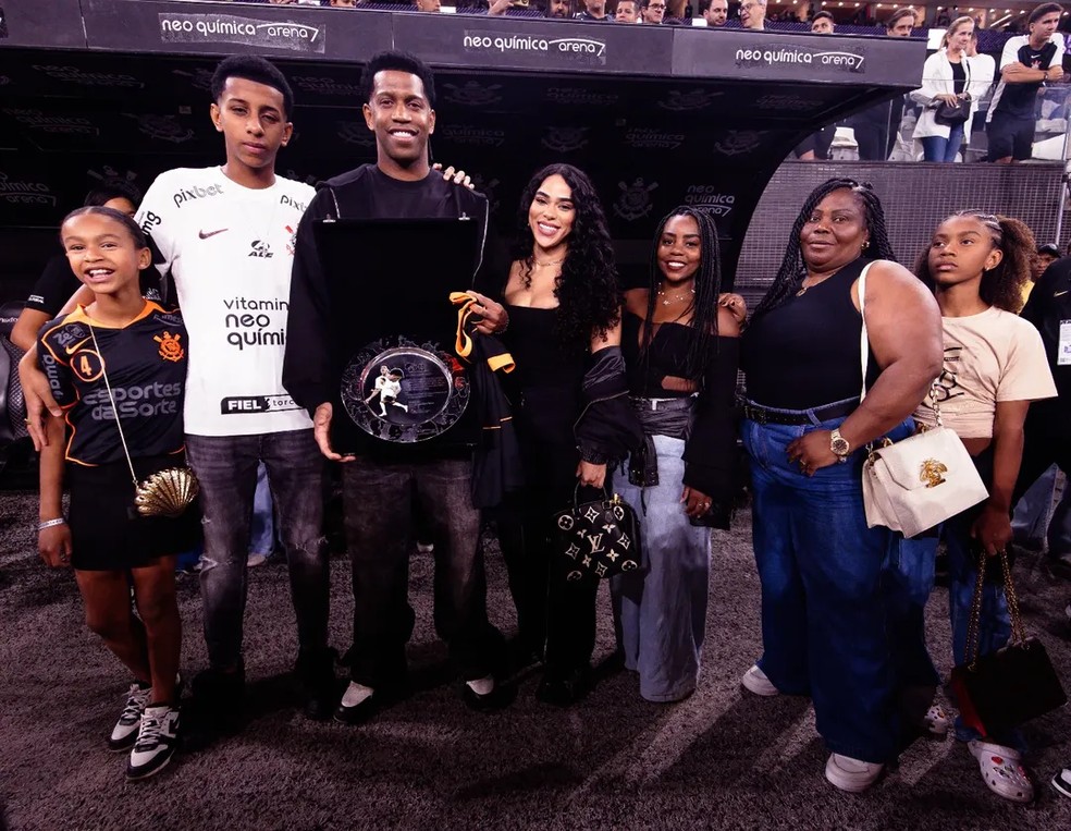 Gil Baloi com os filhos, a ex-BBB Elana e mais familiares recebendo homenagem no Corinthians, no último dia 20 de novembro — Foto: Instagram/Cortinthians