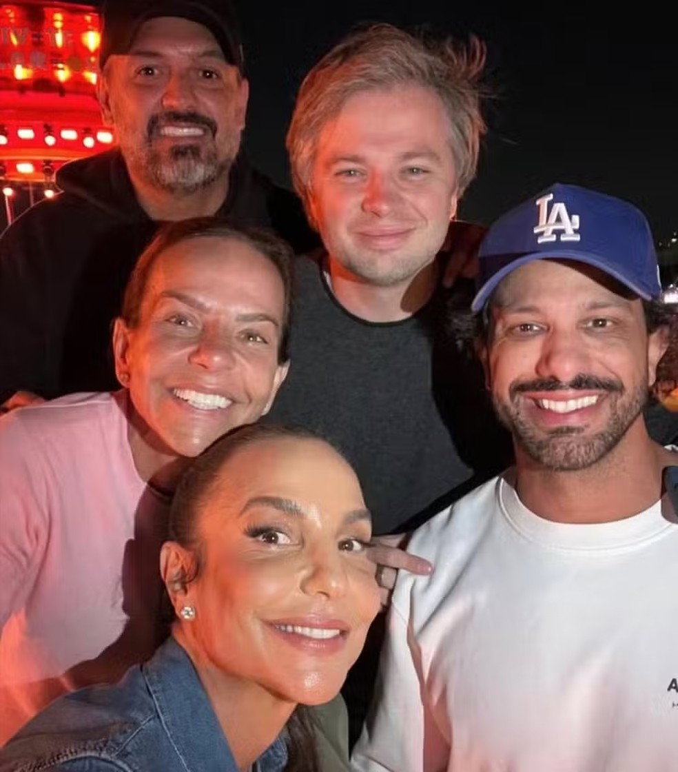 Ivete Sangalo com Tiago Maia (boné azul) e amigos — Foto: Reprodução/Instagram