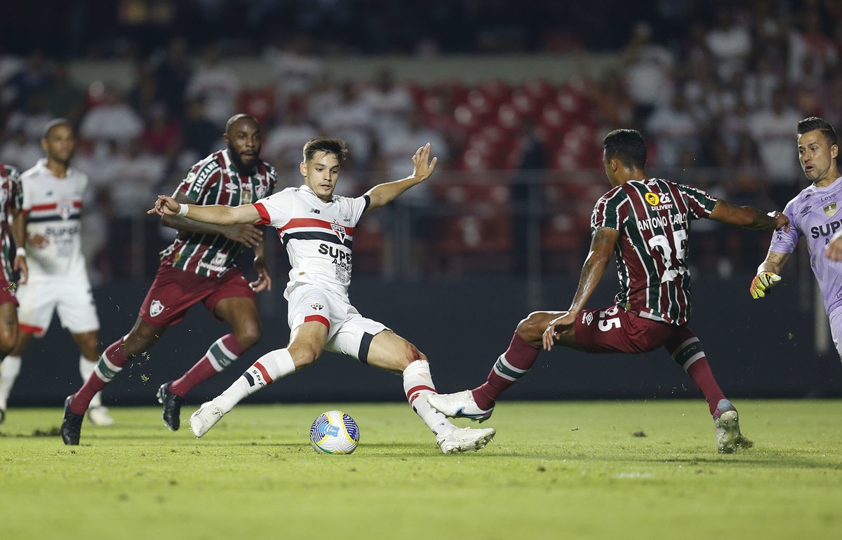 Fluminense erra muito, perde para o São Paulo e segue na zona de ...