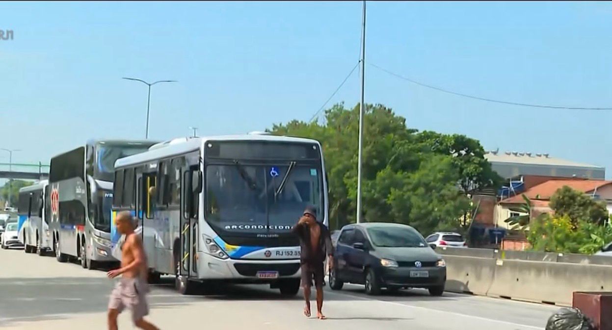Dois pedreiros são mortos durante operação da PM em São Gonçalo; circulação de ônibus chegou a ser suspensa no Jardim Catarina