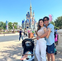 Bruno De Luca com a filha, Aurora, e a mulher, Sthefany Vidal, na Disney — Foto: Arquivo pessoal
