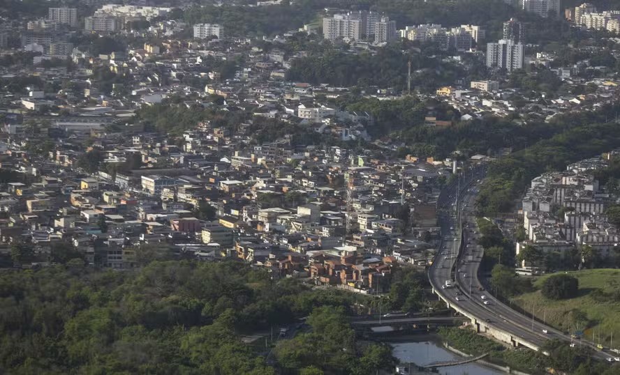 PM faz operação na Cidade de Deus; ônibus são sequestrados e linhas, desviadas