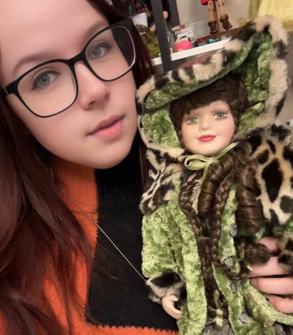 Teej e boneca que ela diz ser 'possu&iacute;da por esp&iacute;rito' &mdash; Foto: Reprodu&ccedil;&atilde;o/TikTok