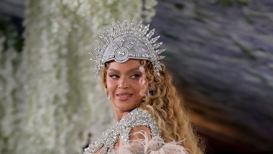 Beyoncé retorna ao Met Gala após 10 anos e rouba a cena com look escultural Beyoncé retorna ao Met Gala após 10 anos e rouba a cena com look escultural