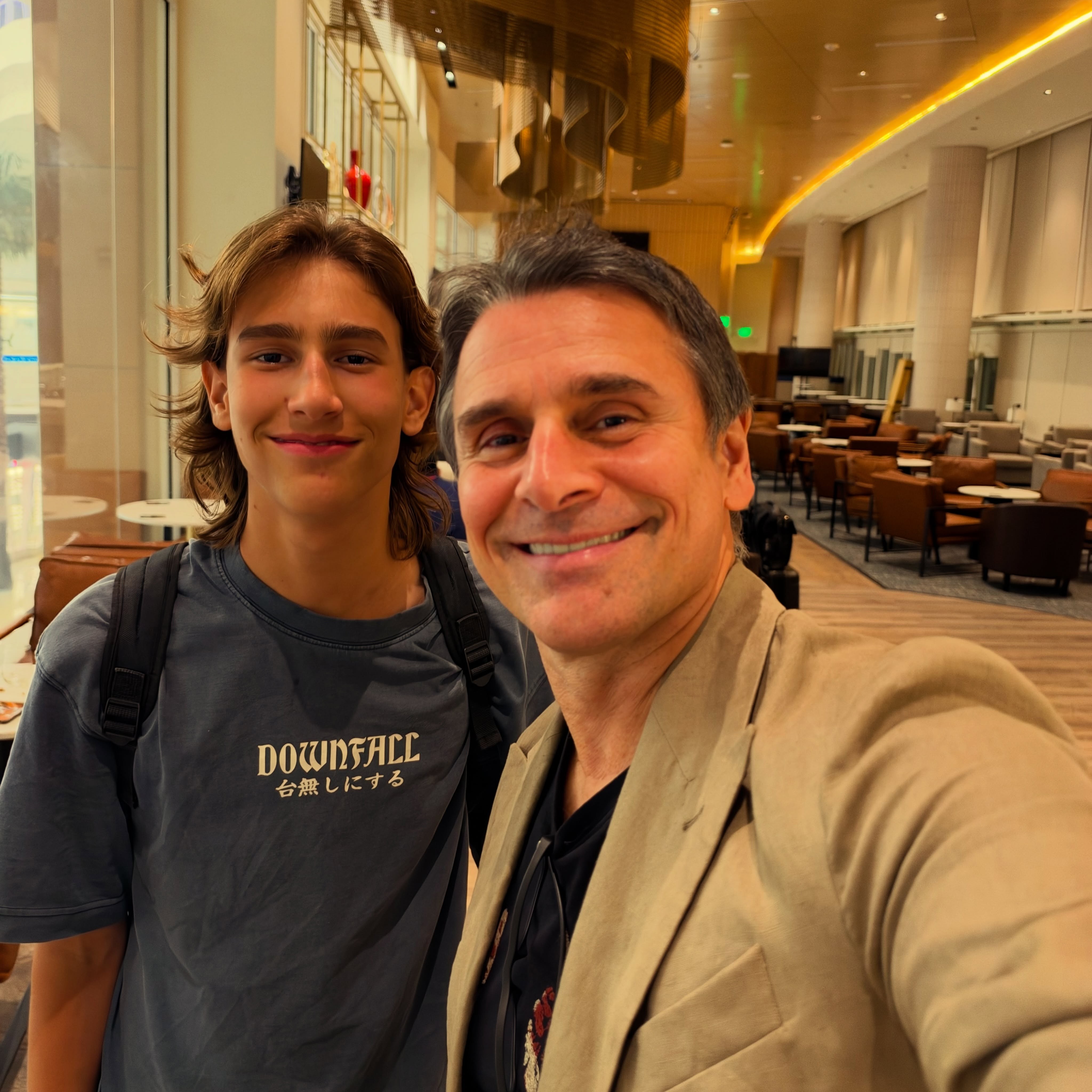 Se parecem? Murilo Rosa posa em raro registro com o filho caçula