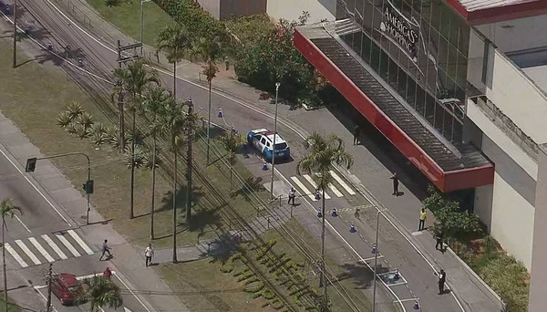 Assaltantes usam marreta para assaltar joalheria no Recreio