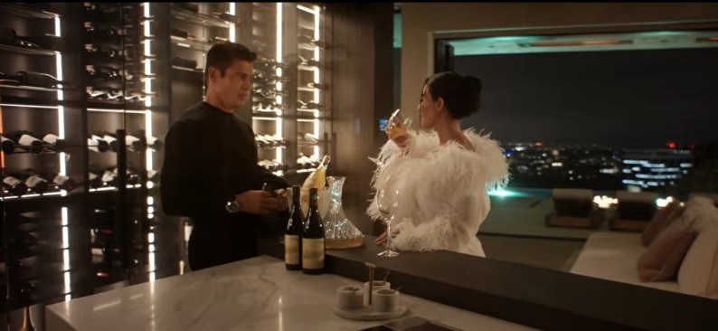 Cauã Reymond aparece sem camisa e com Kim Kardashian na série 'Tudo é justo'; trailer