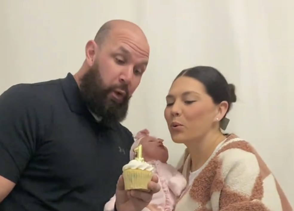 Michael e Nikki no aniversário de 1 mês da filha, Vivienne — Foto: Reprodução/Tiktok