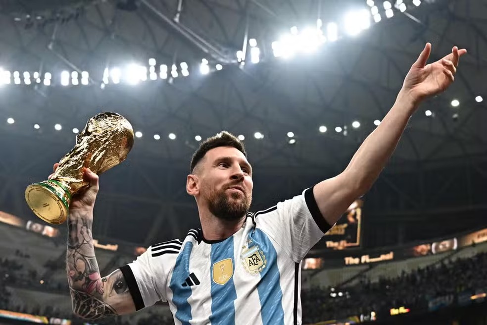 Messi e a taça da Copa do Mundo: Argentina e França não duelaram pelo troféu sem querer — Foto: Anne-Christine Poujoulat / AFP