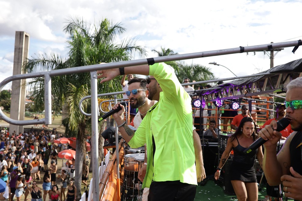 Matteus Amaral curtindo seu primeiro bloco de carnaval em Belo Horizonte — Foto: Fernando Alves