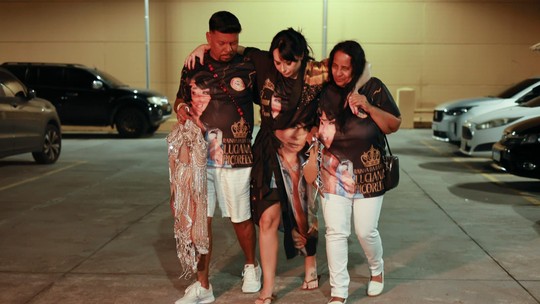 Rainha de Bateria da União do Parque Acari Demonstra Garra e Resiliência em Mini Desfile no Rio