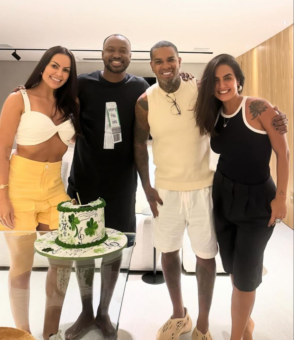 Thiaguinho celebra aniversário com amigo Rodriguinho e suas esposas — Foto: Instagram
