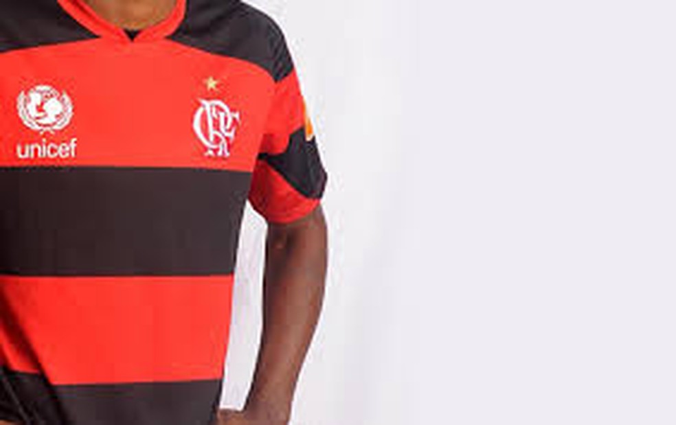 A camisa do Flamego em 2012, temporada em que o clube n&atilde;o conseguiu vender sua cota master &mdash; Foto: Flamengo / Divulga&ccedil;&atilde;o
