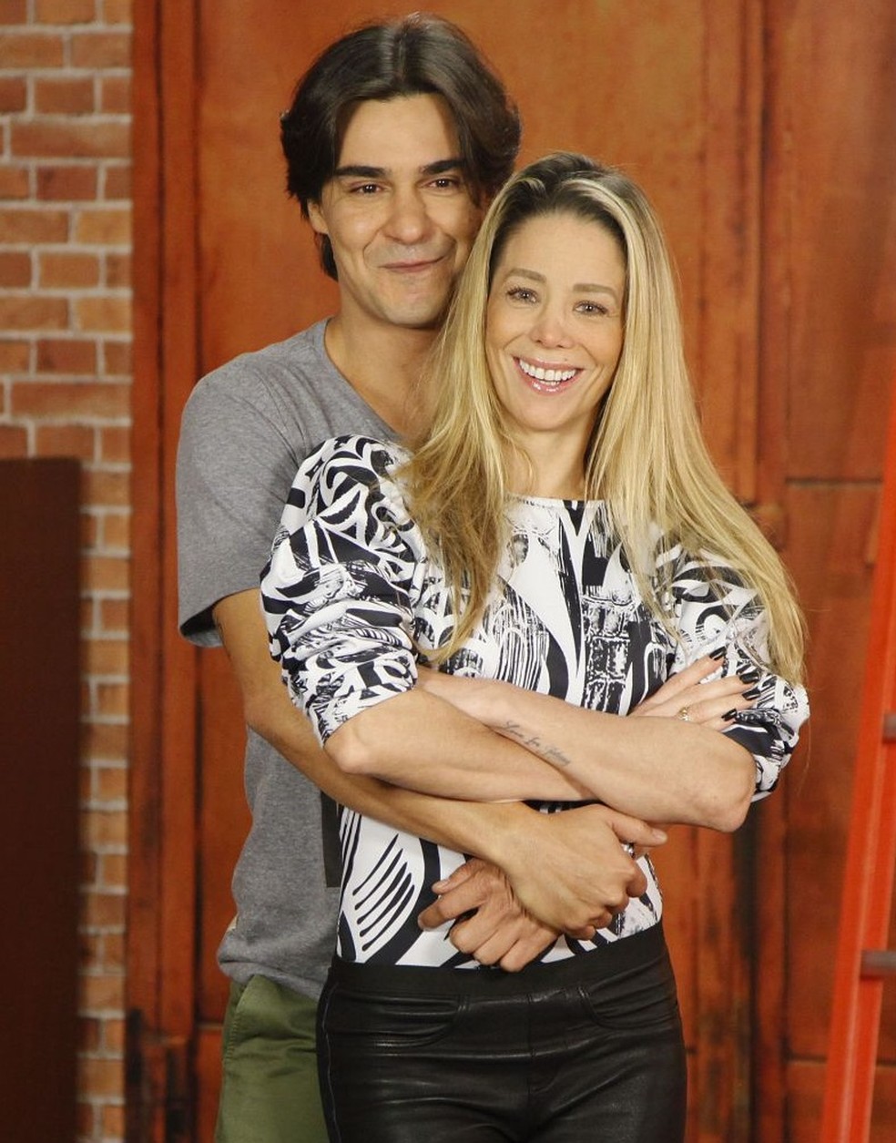 Danielle Winits faz post para André Gonçalves e filho, e alfineta ...