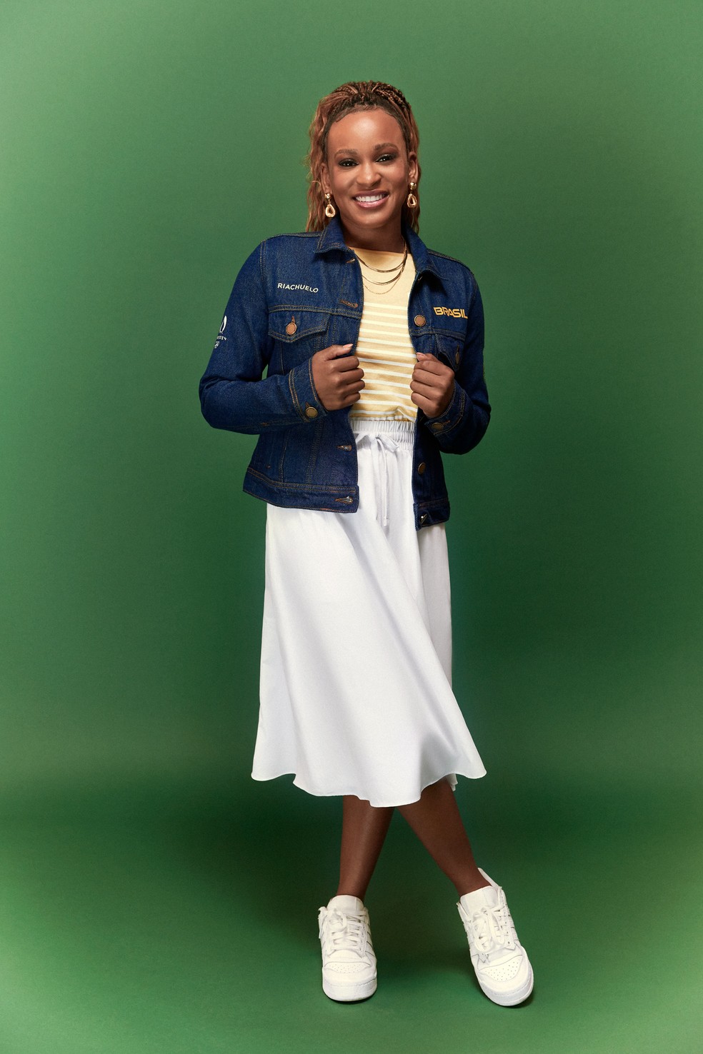 A ginasta Rebeca Andrade com o look que o Time Brasil vai usar na cerimônia de abertura dos Jogos de Paris — Foto: divulgação