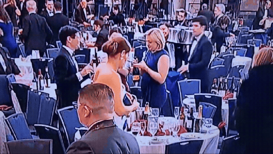 Convidada é flagrada levando garrafas de bebida após disparos em jantar com Trump