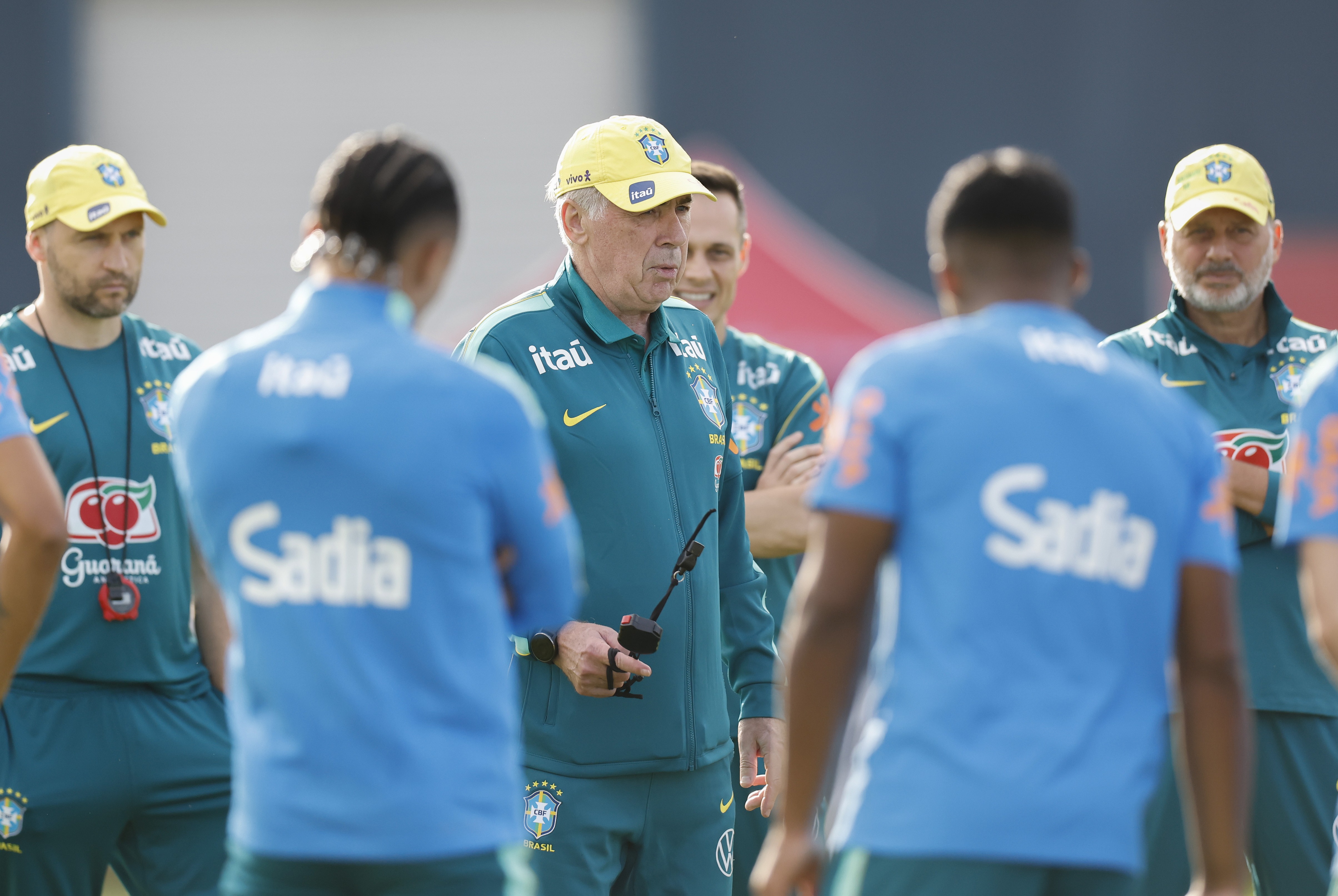 Ancelotti treina seleção com grupo completo, e Bruno Guimarães diz que pênalti na Copa 'ainda dói'