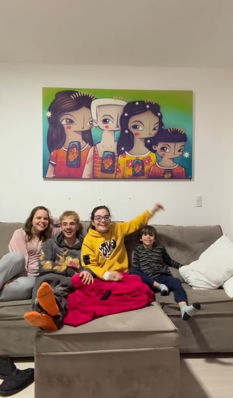 Mariana Floss com os três filhos — Foto: rep/ instagram