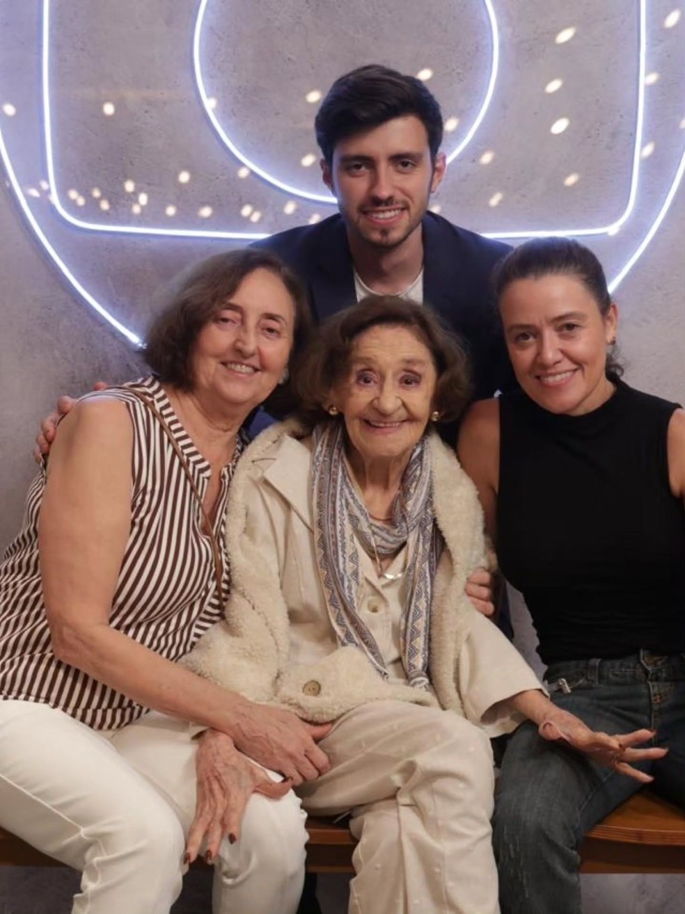 Laura Cardoso com a família na gravação da vinheta de fim de ano da Globo — Foto: Reprodução/Instagram