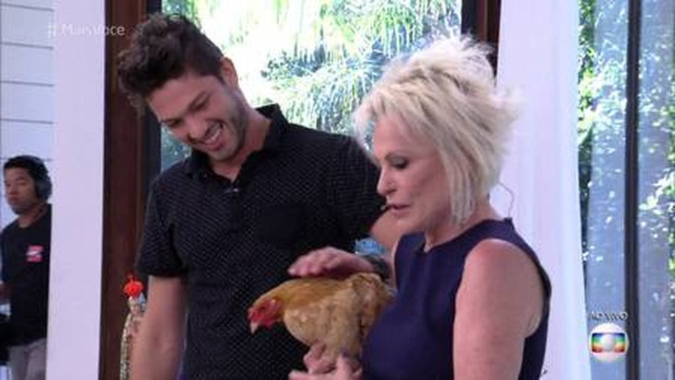 Luiz recebe uma galinha de Ana Maria Braga: "não vai faltar ovo" — Foto: Reprodução