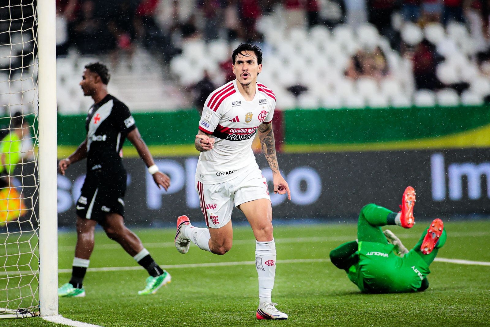 Pedro Emanuel enfraquece o Vasco, e goleada deixa Flamengo mais perto do título do Brasileiro