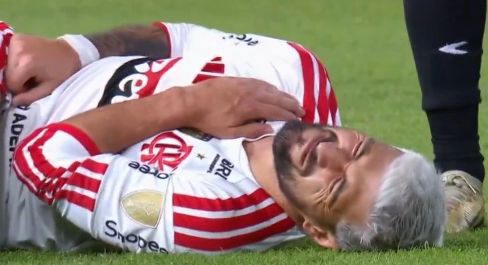 Flamengo confirma cirurgia para correção da fratura na clavícula de Arrascaeta