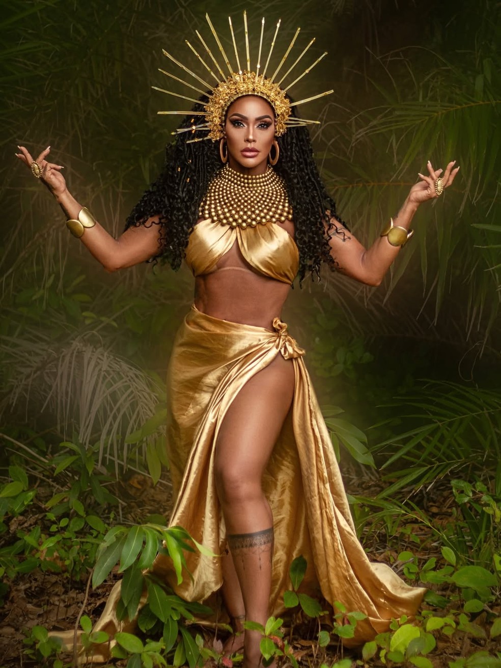 Rosiane Pinheiro suge deslumbrante em ensaio — Foto: Lutch Rocha/Reprodução/Instagram