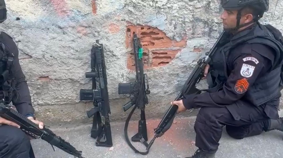 Os dois fuzis apreendidos no Complexo da Pedreira — Foto: Polícia Militar/Reprodução