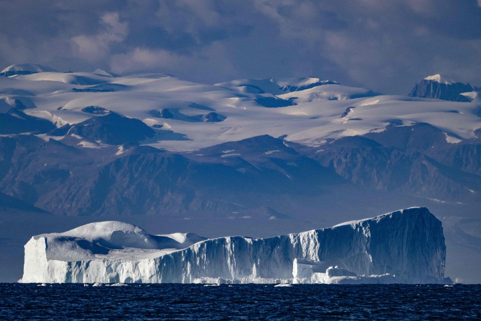 Iceberg, com centenas de metros de comprimento, à deriva ao longo do fiorde Scoresby Sound, no leste da Groenlândia. — Foto: Olivier MORIN/AFP