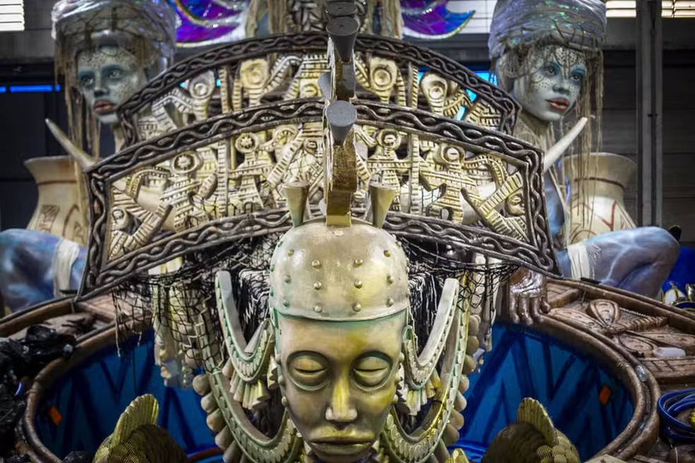 Detalhes de uma das alegorias da Portela no carnaval 2026 — Foto: Guito Moreto / Agência O Globo