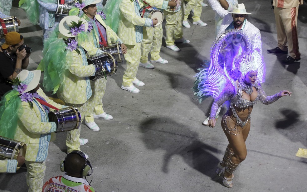 Paolla Oliveira, rainha de bateria da Grande Rio — Foto: Domingos Peixoto / Agência O Globo