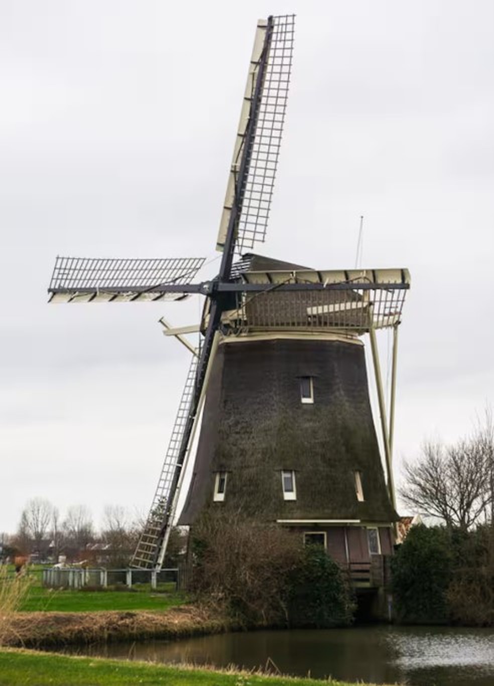 Moinho de ventos, em Amsterdã (Países Baixos, Holanda) — Foto: Reprodução / Airbnb