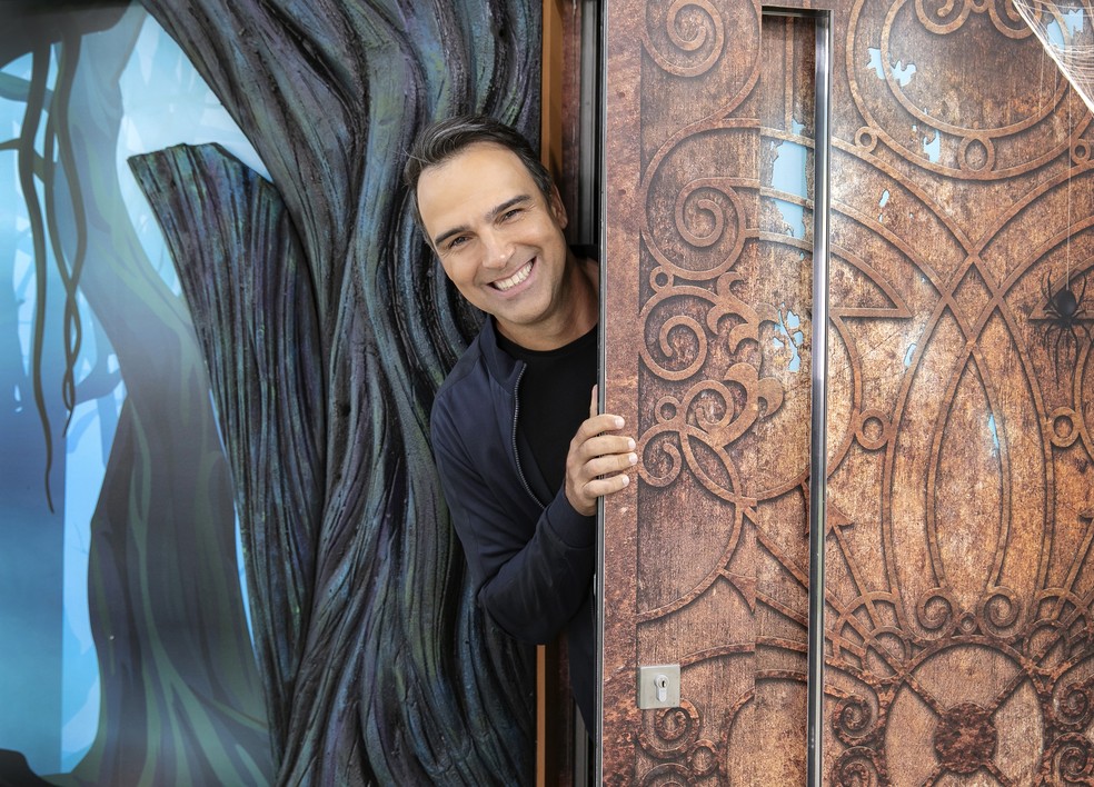 Tadeu Schmidt na casa do "BBB 24" ? Foto: Manoella Mello/Rede Globo/Divulgao