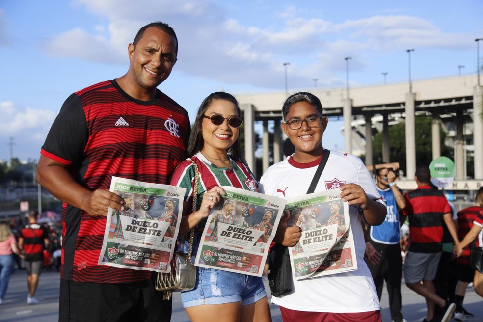 A autônoma Jéssica Loyola, de 32 anos, que saiu de Vitória para assistir ao clássico com a família, o marido flamenguista Vitor Loyola, mecânico industrial de 41 anos, e Vitor filho, de 11 anos. — Foto: Júlia Aguiar / O GLOBO